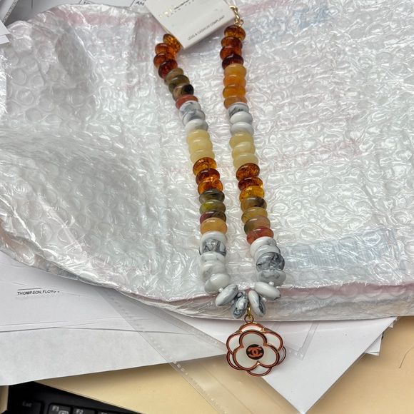 Elegant Multicolor Beaded Necklace with Floral Pendant - NWT - Picture 13 of 15